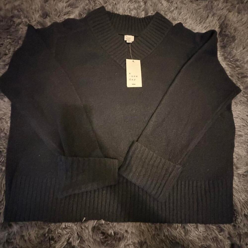 Women's Long Sleeve V-Neck Pullover Size L